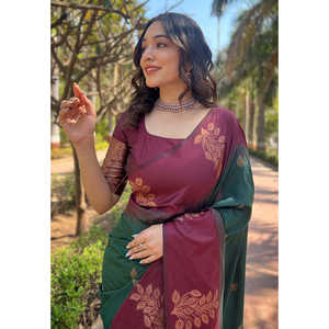 ชุดราตรีผ้าไหมเนื้อนุ่มสีเขียวขวด ประดับลายดอกไม้ขอบตัดกันด้วยดิ้นทอง น้ำหนัก 0.65 กรัม - Product Image 2