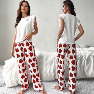 Pyjama d'été 2 pièces pour femme en soie de lait, avec t-shirt blanc à manches volantées et pantalon imprimé cœurs, col doux et taille élastique - Product Image 5