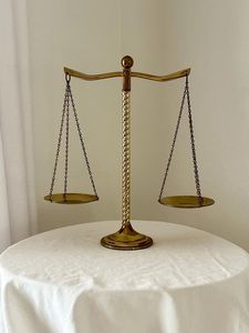 Báscula de Equilibrio de Latón de Calidad Premium para Decoración con Símbolo de Justicia, Recepción de Oficina y Regalos Corporativos - Product Image 5