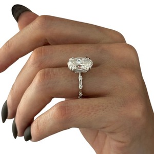 Bague de fiançailles de luxe avec diamant ovale de 5 carats cultivé en laboratoire, halo caché et double griffes en or 14K, 18K ou platine - Product Image 2