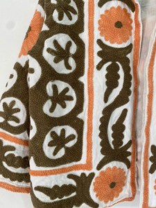 Chaqueta bordada Suzani de algodón azul hecha a mano con motivos en blanco y negro y flores negras, estilo bohemio chic para mujer. - Product Image 4