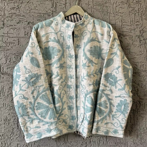 เสื้อแจ็คเก็ตปักมือลายซูซานีสำหรับผู้หญิง สไตล์วินเทจ อุซเบก ลายดอกไม้ โบโฮ เอธนิค  เสื้อโค้ทปักลายดอกไม้สีสันสดใส เสื้อแจ็คเก็ตซูซานีอุซเบก - Product Image 1