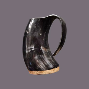 Tasse en corne gravée de guerrier - Product Image 1