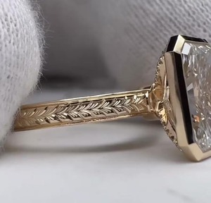 Anillo de Compromiso con Corte Radiante y Piedra Oculta, Diseño Elegante, Oro Amarillo de 14K con Diamante Certificado por IGI, en Venta - Product Image 2