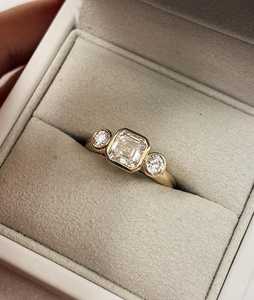 แหวนเพชรทรง Asscher Cut Trilogy สำหรับหมั้นหมาย - เพชรเพาะเลี้ยง 1.82 กะรัต แหวนสามเม็ด - ทองคำแท้หรือเงินแท้ รับรองโดย IGI - Product Image 3