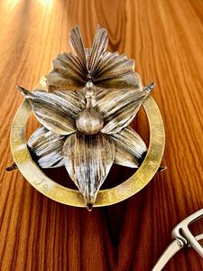 Porta Servilletas Metálico Hecho a Mano, Decoración de Mesa con Flores y Mariposas, Acabado en Pátina Negra y Dorada, Regalo de Graduación Personalizado - Product Image 3