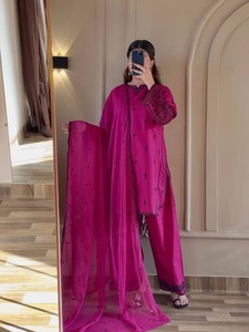 Traje Salwar Tradicional Indio para Mujer, Color Magenta, Bordado, para Invierno y Verano, Sin Arrugas, Hecho con Materiales Reciclados, Ropa Étnica, Ropa de Fiesta - Product Image 1