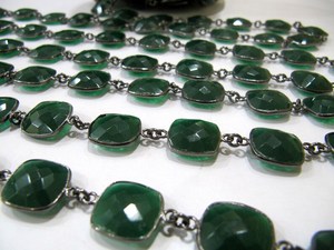 Cadena hecha a mano con conector de bisel de piedra preciosa de ónix verde calcedonia de 13 mm en forma de cojín briolette, vendida por pie - Product Image 5