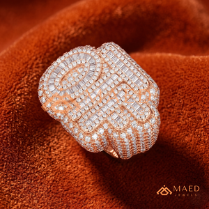 Anillo OTF Personalizado para Hombre, Chapado en Oro Rosa de 18K, con Incrustaciones de Moissanita VVS, Estilo Hip Hop, Corte Baguette, Inicial - Product Image 2