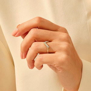 Anillo de Oro Amarillo de 14K con Diamantes Cultivados en Laboratorio con Corte Baguette y Banda en Zigzag - Product Image 3