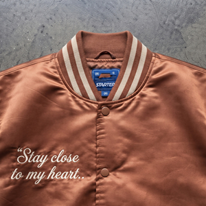 Veste de baseball en satin OEM pour femme, style urbain hiver, broderie, boutonnée, en soie, type bomber, manteau universitaire pour femme - Product Image 5