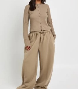 Conjunto de Sudadera con Cuello Redondo y Pantalones Deportivos para Mujer, Ropa Casual, Fabricante de Ropa al por Mayor con Logotipo Personalizado OEM/ODM - Product Image 1