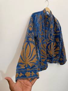 Veste en velours Suzani faite à la main en gros |   Doublure en coton tissé réversible à motif floral, broderie traditionnelle, style bohème moderne - Product Image 3