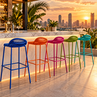 Meubles d'extérieur colorés roses personnalisables, table de bar extérieure en aluminium avec structure en corde tressée empilable, avec tabourets