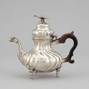 Cafetera de cobre brillante de diseño y apariencia de primera calidad con asa para un vertido suave y una retención óptima del calor en la preparación del café. - Product Image 5