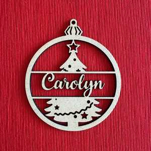 Adorno Navideño de Madera Personalizado, Diseño Circular Cortado con Láser, con Nombre Carolyn, para Decoración Navideña - Product Image 1