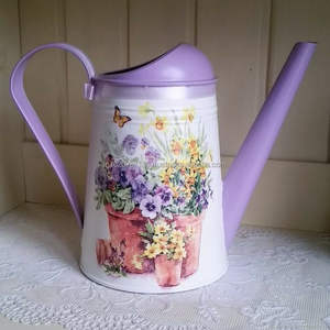 Bote de agua de metal galvanizado con motivo floral esmaltado para riego de jardín rústico y exhibición inspirada en granja - Product Image 5