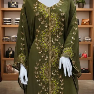 Élégance dévoilée : Kaftan floral vert émeraude exquis, orné à la main, avec voile assorti - Un chef-d'œuvre intemporel de grâce - Product Image 1