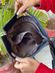 Sac à frange noir de style occidental Sac à main en cuir usiné Sac à bandoulière élégant en cuir pour femmes - Product Image 6