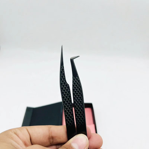 Pinzas para Extensión de Pestañas Tipo L en Negro Mate, Acero Sostenible, Agarre de Diamante, Agarre Fuerte, Punta Suave, Precios al por Mayor - Product Image 3