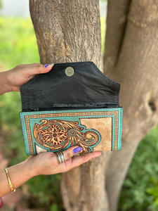 Nuevo Western Stylish Hair on Hide Color Tooled Fur Leather Clutch Mujeres Diseñado Monedero Venta caliente Tooled Leather Unique Wallet - Product Image 5