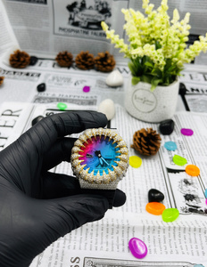Reloj de Lujo para Mujer con Incrustaciones de Moissanita VVS Plateada, Esfera Redonda con Movimiento Analógico Digital y Cierre de Broche - Product Image 1