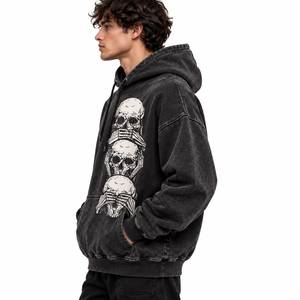 Sweat à capuche noir délavé pour homme avec motif trois crânes - Product Image 3