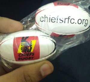 Porte-clés de rugby personnalisé en caoutchouc avec logo d'entreprise et de marque, entièrement imprimé, options de personnalisation, haute qualité - Product Image 4