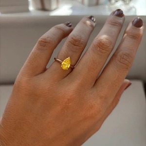 แหวนเพชรทรงลูกแพร์สีเหลือง 1.50 กะรัต เพาะเลี้ยงในห้องปฏิบัติการ ทอง 14K ผู้จัดจำหน่าย B2B - Product Image 3