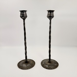 Juego de Portavelas de Hierro Negro Hecho a Mano, Base Martillada con Tallo Trenzado, Soporte Rústico para Velas Cónicas, Decoración para el Hogar - Product Image 2