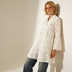 Robe tunique décontractée beige en crochet pour femme, personnalisable, à manches évasées, coupe ample, avec détail illusion naturelle, idéale pour la plage - Product Image 5