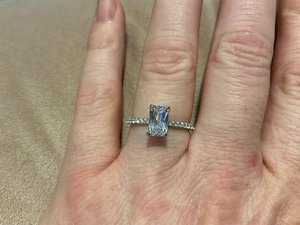 Anillo de compromiso de moissanita de 3 quilates con corte esmeralda, plata 925 original, estilo moderno de media eternidad, regalo para cumpleaños y fiestas. - Product Image 3