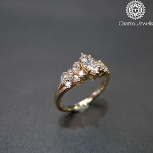 แหวนเพชรโมอิสซาไนต์ชุบทองคำสีกุหลาบสำหรับผู้หญิงจาก Charm_Jewells ดีไซน์รูปดอกไม้เจียระไนแบบบริลเลียนต์ ประดับเพชรสามเม็ด ตัวเรือนแบบหนามเตย แหวนหมั้น ได้รับการรับรองจาก IGI - Product Image 3