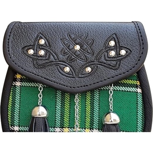 Sporran en cuir noir de qualité supérieure avec motif écossais vert, rabat clouté à motifs celtiques et trois pompons – Accessoire traditionnel pour kilt écossais - Product Image 4