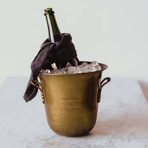 Cubo para hielo de latón macizo y duradero con asa para facilitar su transporte, ideal para fiestas, bodas y servicio de bebidas premium. - Product Image 6