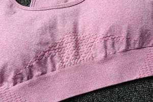 Sujetador deportivo de diseño personalizado para mujer, espalda cruzada, alto soporte, para yoga y entrenamiento, gris y rosa, transpirable - Product Image 4