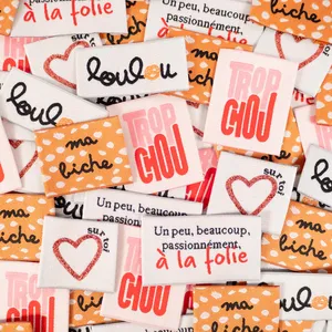 Étiquette de vêtement en coton rectangulaire découpée à chaud avec design personnalisé « Un Peu Beaucoup Passionnément À La Folie » - Product Image 2