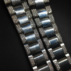 Correa de reloj personalizada con diamantes incrustados, diseño de eslabones pavimentados, banda de repuesto de lujo para un estilo premium. - Product Image 2