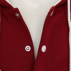 Chaqueta Varsity Premium para Hombre |   Chaqueta Bomber Letterman con Forro Polar de Lona, Impermeable, Color Granate, Borgoña, Blanco Hielo, Mangas en Contraste - Product Image 4