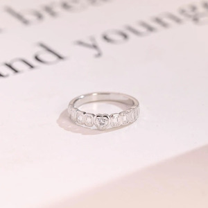 Anillo de Eternidad de Oro Blanco con Corazón y Diamante Cultivado en Laboratorio con Corte Esmeralda - Product Image 1