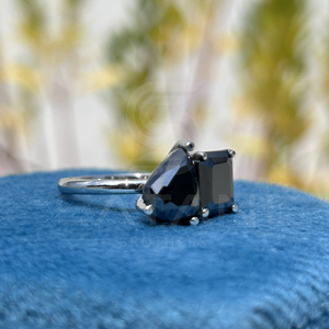 Anillo Toi Et Moi de Oro Blanco de 14K con Moissanita Negra, Corte Pera y Esmeralda, Doble Piedra, Regalo de Aniversario o Promesa - Product Image 4