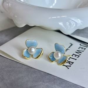 Boucles d'oreilles exquises en perles d'eau douce haut de gamme, argent sterling bleu, motifs floraux élégants, explosion florale bleue naturelle et élégante - Product Image 1