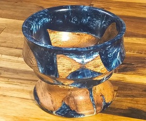 Cuenco Artesanal de Resina de Lujo Hecho a Mano, Color Azul Hielo y Blanco, con Pedestal, Diseño Floral Ecológico, UNIVERSAL OVERSEAS - Product Image 2