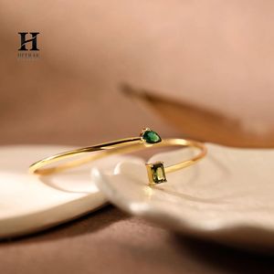 Bracelet ouvert Toi et Moi en or 14 carats avec deux pierres, émeraude et diamant taille poire - Product Image 4