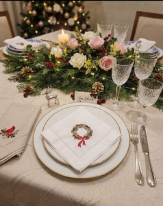 Vente en gros de couronnes brodées personnalisées houx, serviette de table de Noël, serviette en coton avec ourlet, maison, hôtel, vacances - Product Image 1