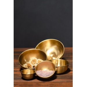 Cuenco clásico de latón para decoración del hogar indio, rituales de pooja, ceremonias de boda, festivales y celebraciones culturales - Product Image 1