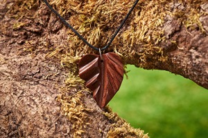 Collier pendentif feuille en bois marron naturel, motif sculpté, cordon noir, longueur réglable, bijoux artisanaux - Product Image 5