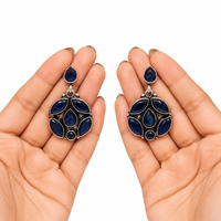 Produsen Terverifikasi Anting-anting Gantung Berlapis Perak Antik Elegan Motif Bunga Etnik dengan Tataan Bezel Safir Biru Buatan Tangan untuk Wanita.