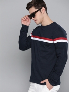 Chemise décontractée à manches longues 100 % coton sans col pour homme, tricotée et respirante, idéale pour l'été, avec pantalon blanc et baskets bleues - Product Image 5