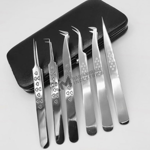 Pince à cils RMI Heart Design Grip en acier inoxydable argenté, 6 embouts différents et étui magnétique, ensemble de pinces - Product Image 4